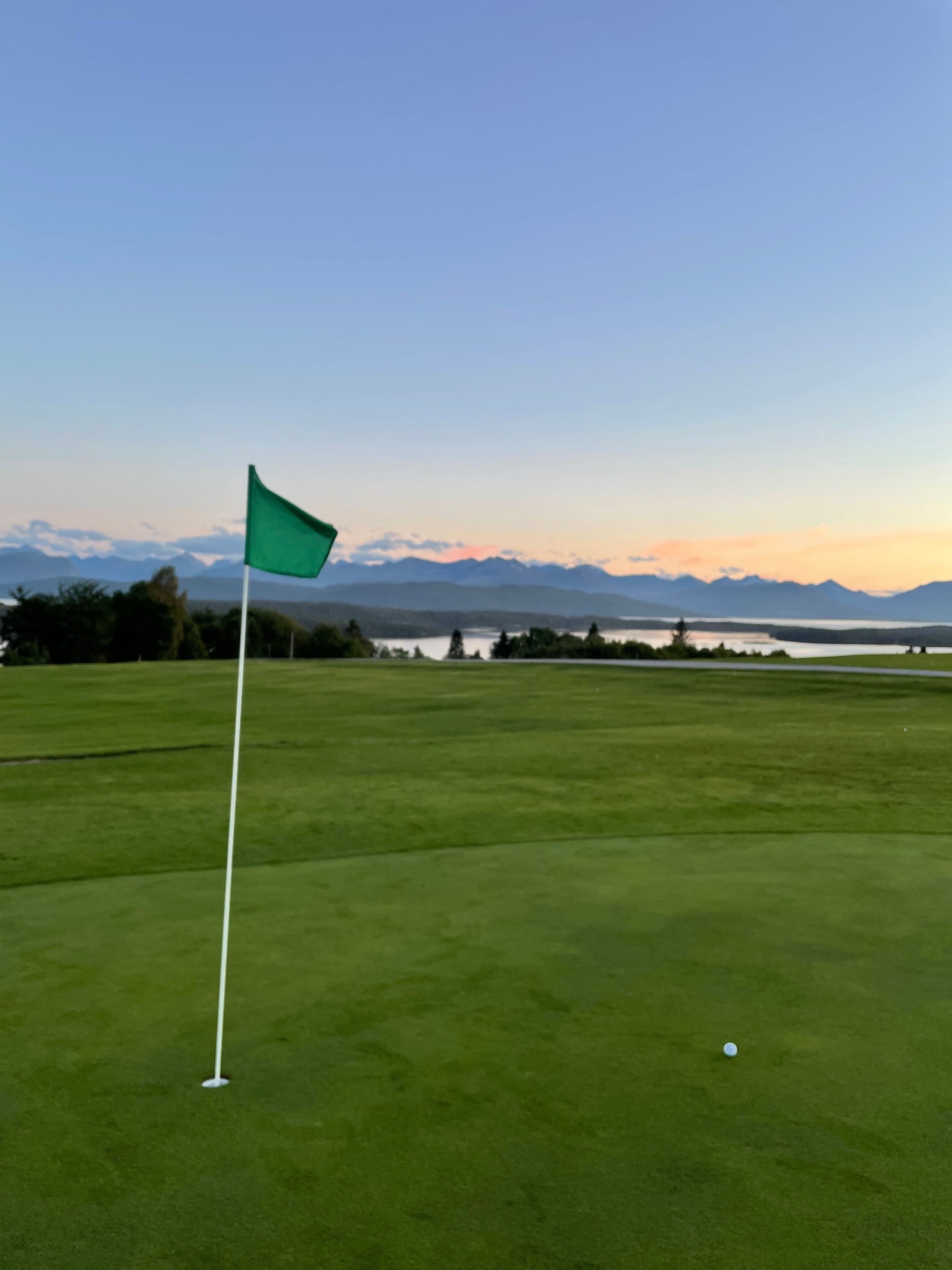 Golfbane ved solnedgang
