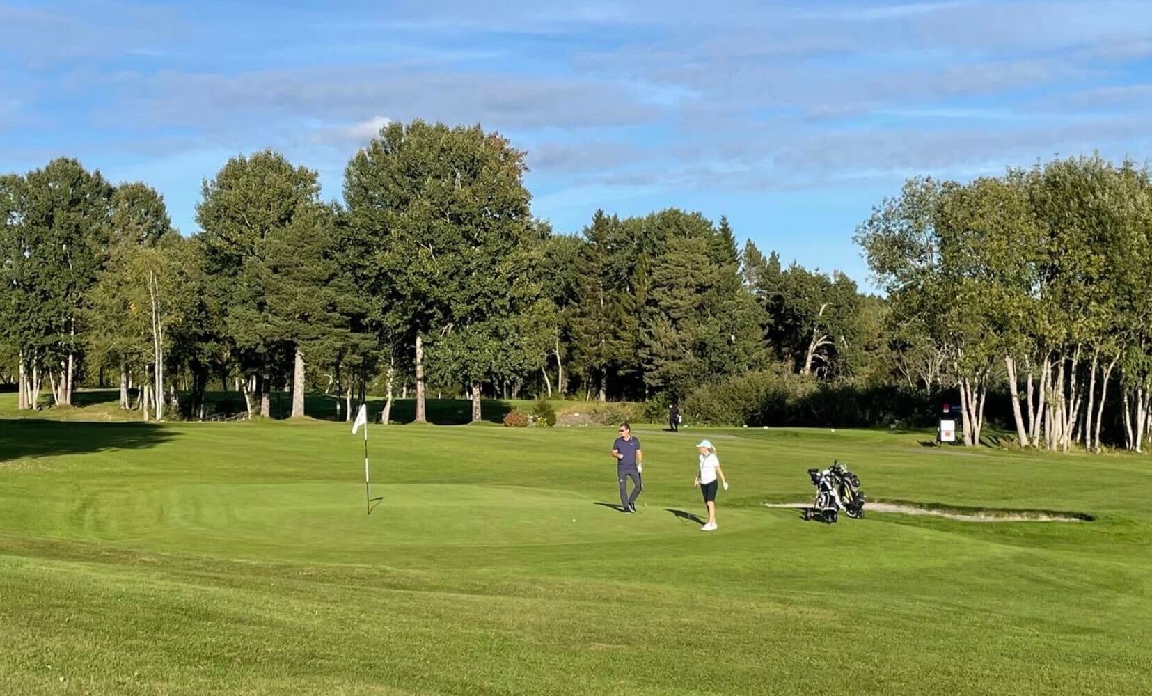 Spillere på green
